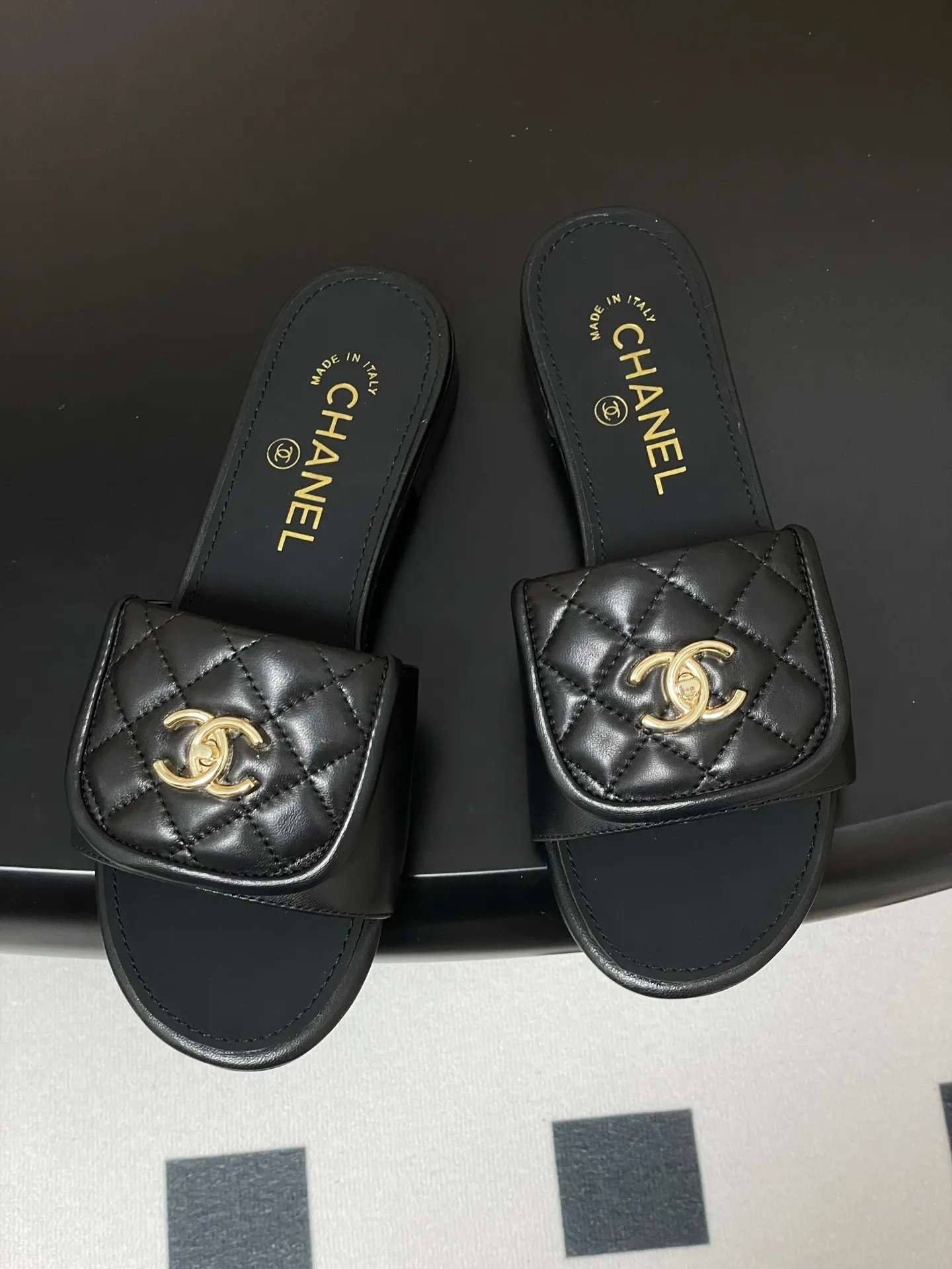 👟👟Ex-factory price 400👟👟 25Fw spring and summer new Chanel Xiaoxiang classic clamshell school bag buckle slippers. Versatile sandals that you don’t get tired of. A super classic style. Casual with exquisiteness and a sure temperament. This spring and summer is a beautiful extra point treasure! Upper: Sheepskin/Denim/Velvet Lining: Sheepskin High Heel: Flat/Thick Heel 5cm Sole: Italian genuine leather outsole Size: 35-39 (40, 41 customization is not returnable)